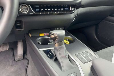 Lexus UX 300h Business