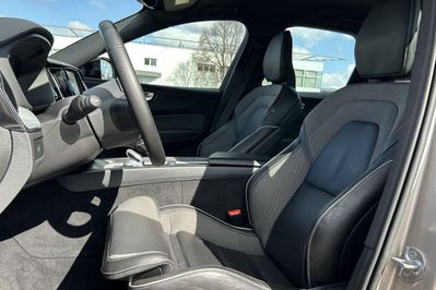 Volvo XC60 B4 D AWD Plus Dark