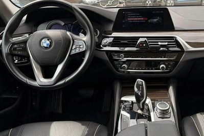 BMW Seria 5 530e iPerformance Luxury Line aut