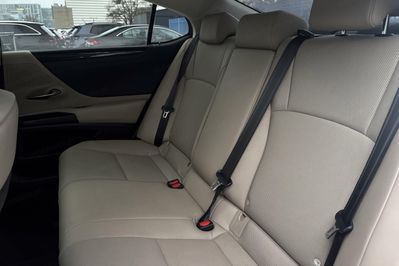 Lexus ES 300h Business Edition +