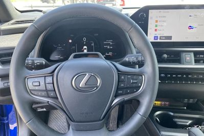 Lexus UX 300h F Sport Design