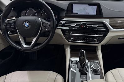 BMW Seria 5 520d xDrive Luxury Line aut