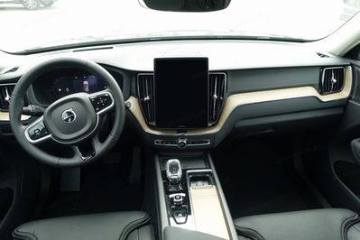 Volvo XC60 B5 B AWD Ultra Dark