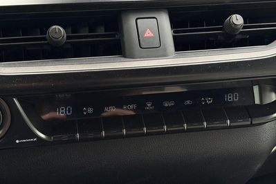Lexus UX 300h F Sport Design