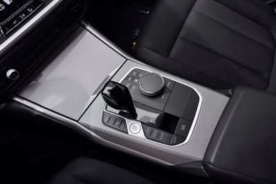 BMW Seria 3 318i Advantage aut