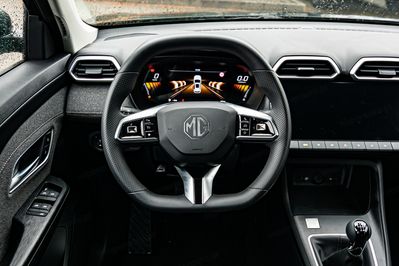 MG ZS 1.5  Standard MT