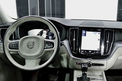 Volvo XC60 T5 Momentum Pro