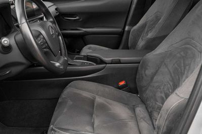Lexus UX 300h Business