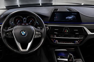 BMW Seria 5 530e xDrive Luxury Line