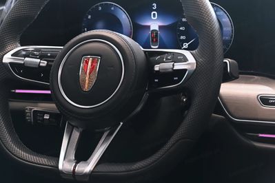 Hongqi H9 Deluxe 2.0T MHEV DSG