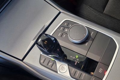 BMW Seria 3 318i Advantage aut