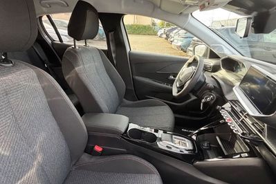 Peugeot 208 Business e-DCS6 1.2 mHEV