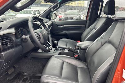 Toyota HiLux Double Cab Invincible 4x4 AT