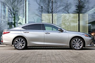 Lexus ES 300h Business Edition +