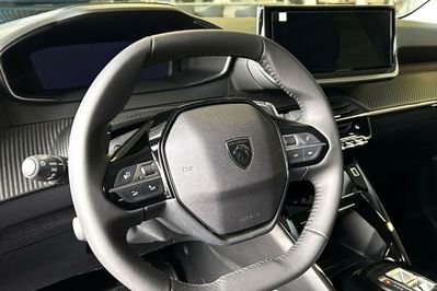 Peugeot 208 Allure e-DCS6  1.2 mHEV