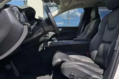 Volvo XC60 B5 B AWD Ultra Dark