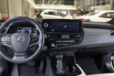 Lexus ES 300h F Sport Design