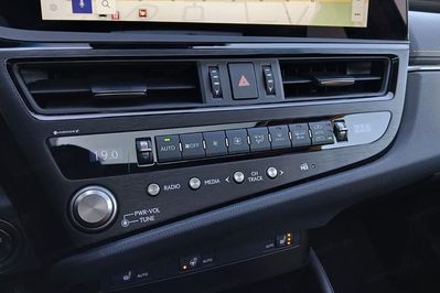 Lexus ES 300h Business Edition