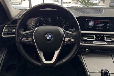 BMW Seria 3 318i Advantage aut