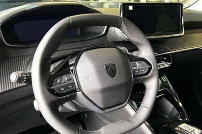 Peugeot 208 Allure e-DCS6  1.2 mHEV