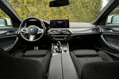 BMW Seria 5 530e xDrive M Sport sport-aut