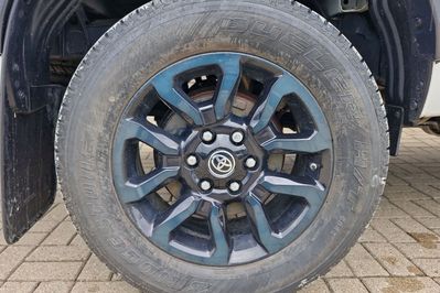 Toyota HiLux 2.8 d-4D Mhev Double Cab Invincible 4X4