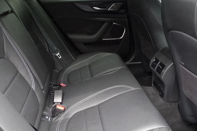 Jaguar XE 2.0 D200 AWD R-Dynamic Black