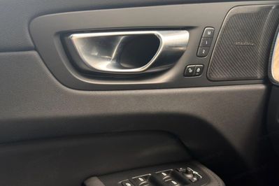 Volvo XC60 T6 Plug-In Hybrid AWD Ultra Dark