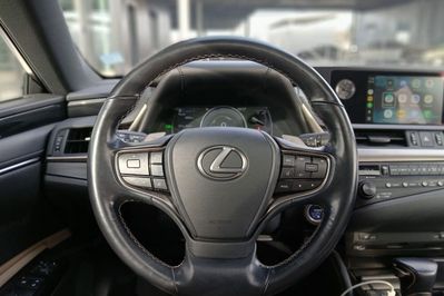 Lexus ES 300h Business Edition +