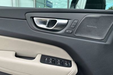 Volvo XC60 B5 AWD Plus Dark