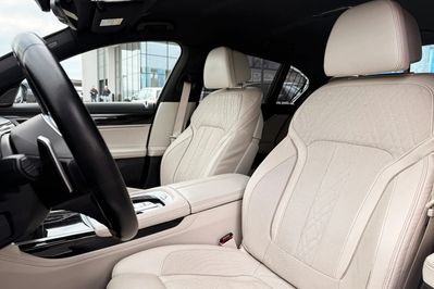 BMW Seria 7 750i xDrive sport-aut