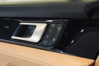 Porsche Panamera 4 E-Hybrid Platinum Edition