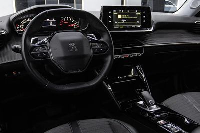 Peugeot 2008 1.2 Puretech Allure S&S EAT8