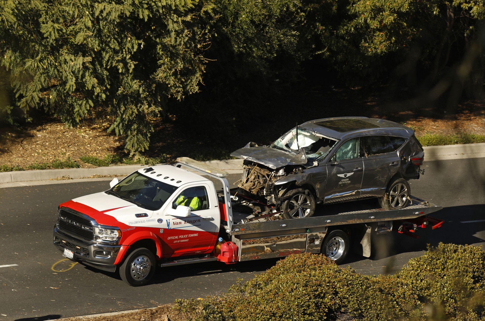 Tiger Woods miał WYPADEK SAMOCHODOWY! Jego auto wypadło z drogi foto