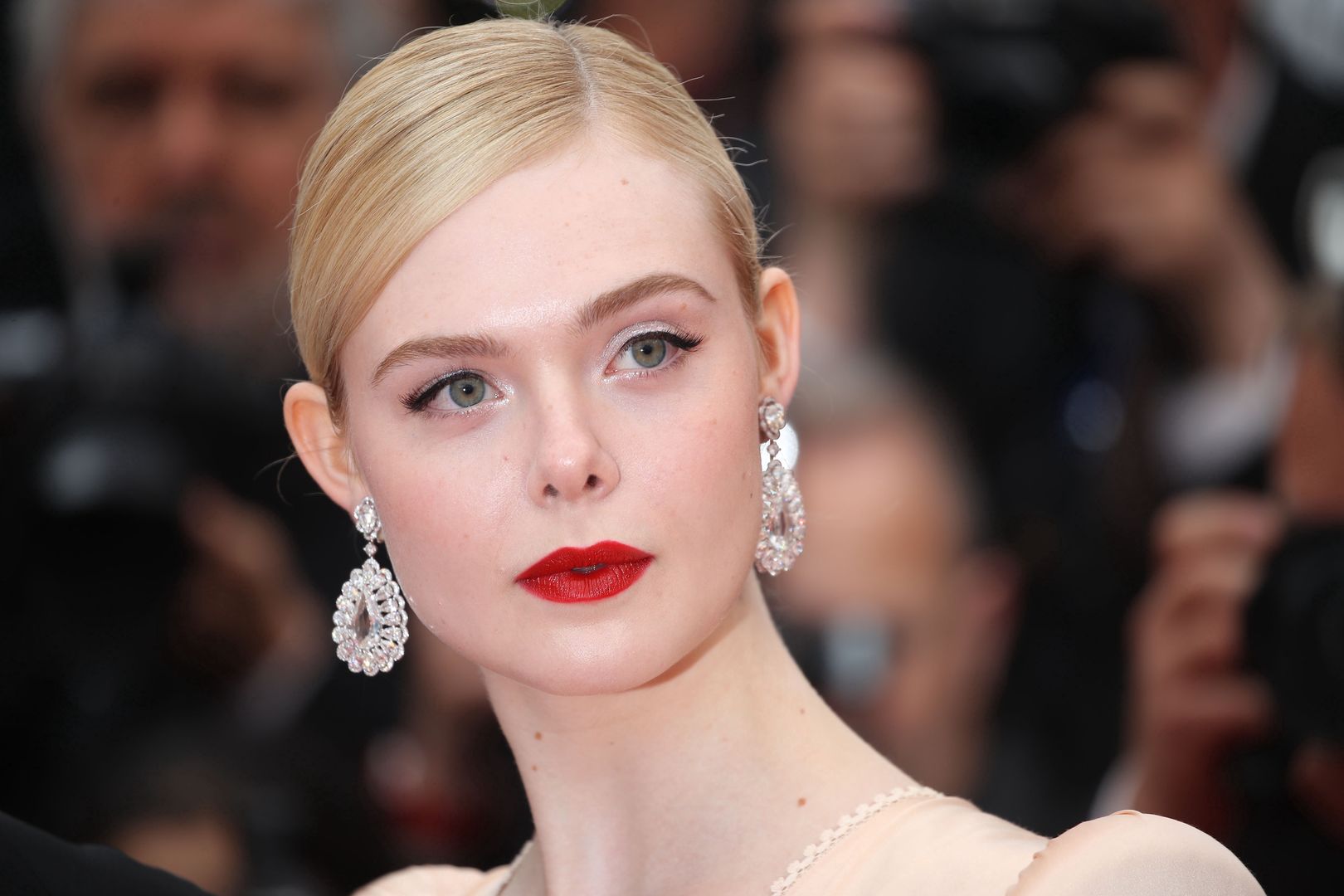 Elle Fanning choruje na egzemę. Pokazała, jak wygląda bez makijażu i  zrobiła furorę