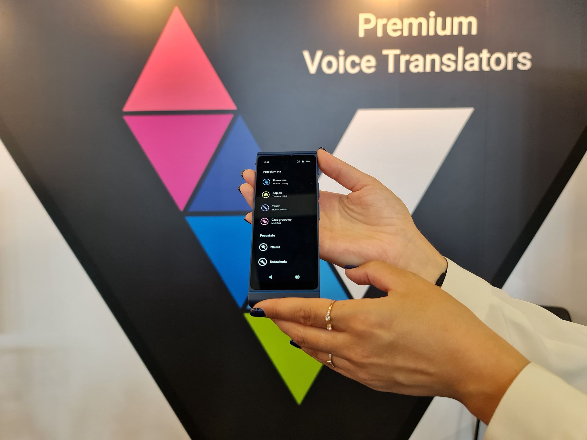 Polski tłumacz ucisza konkurencję. Korzysta z niego straż graniczna i