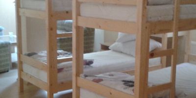 Pokoj s koupelnou se sprchou pro 8 os. - Zsidó Hitközség Hostel Debrecen, foto 1