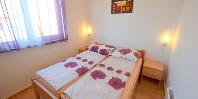 Apartman s klimatizací s privátní koupelnou mimo apartmán pro 3 os. se 2 ložnicemi - Apartment Jela Malinska, foto 1