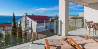 Apartman pro 5 os. se 3 ložnicemi s výhledem na moře na poschodí - Apartman White House Penthouse Dramalj, foto 1