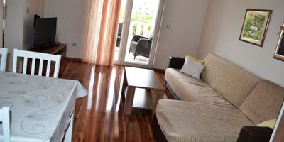 Apartman pro 5 os. se 3 ložnicemi s výhledem do dvora na poschodí - Apartman Dario Srima, foto 1