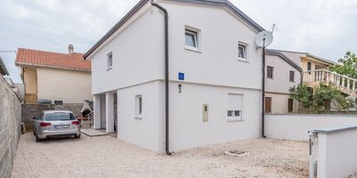 Apartman s klimatizací s terasou pro 4 os. se 2 ložnicemi A-18560-a - Apartments With Parking Space Vir - 18560, foto 1