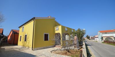 Apartman s klimatizací s terasou pro 4 os. s 1 ložnicí A-18607-a - Apartments With Parking Space Vir - 18607, foto 1