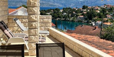 Apartman s klimatizací s terasou pro 4 os. se 2 ložnicemi A-23366-a - Apartments By The Sea Splitska, Brač - 23366 Splitska, foto 1