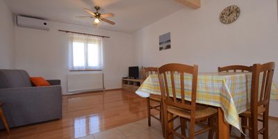 Apartman s klimatizací s terasou pro 4 os. se 2 ložnicemi A-19373-a - Apartments With Parking Space Nenadići, Krk - 19373 Nenadići, foto 2