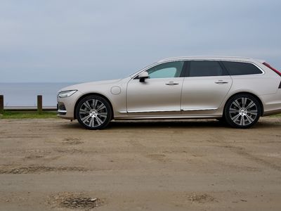 Volvo V90. Elegancka limuzyna z dużym bagażnikiem. Jest tylko jedno "ale"