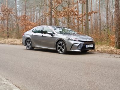 Jeździłem nową Toyotą Camry. "Niebezpiecznie" zbliżyła się do Lexusa