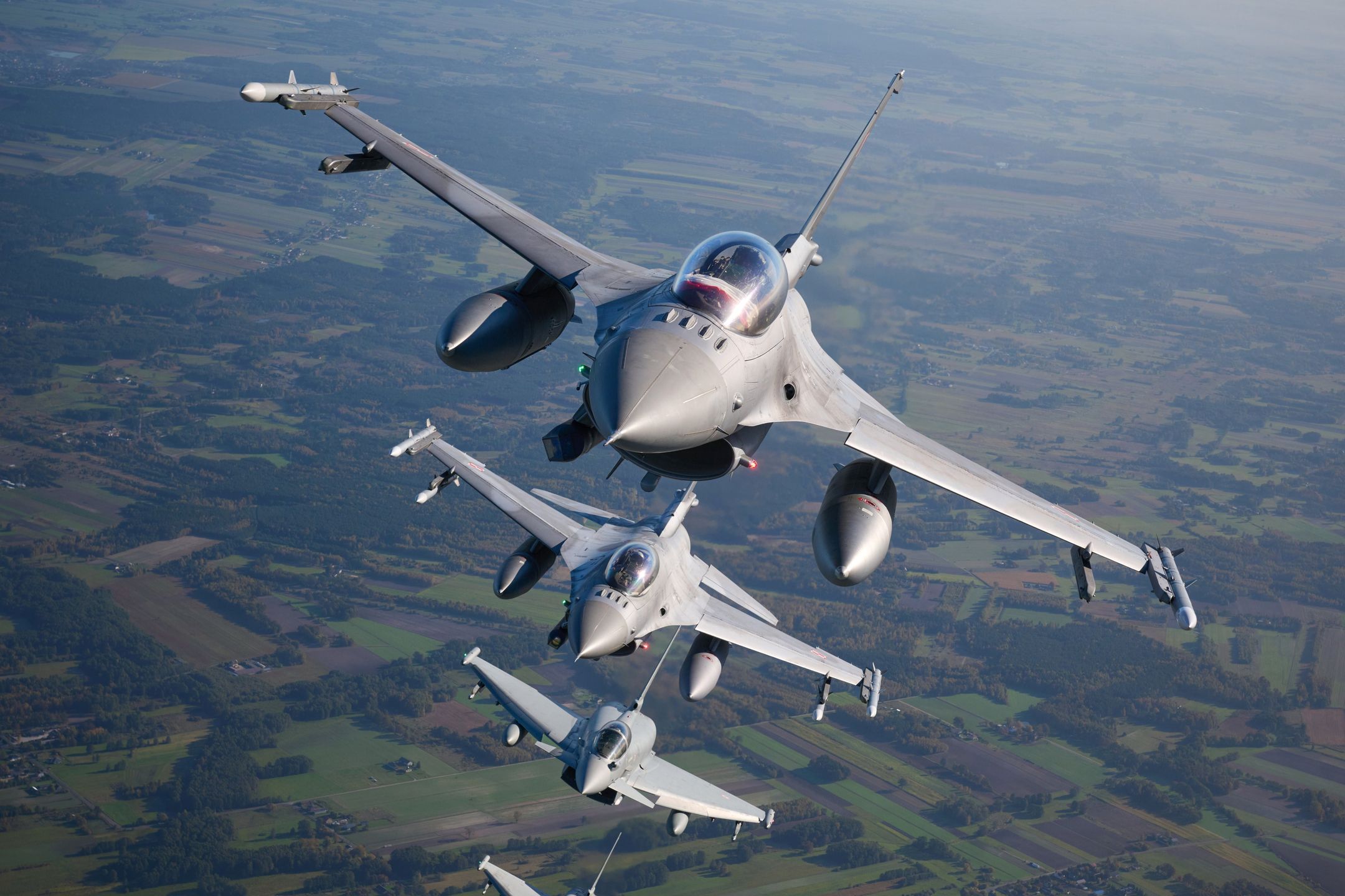 Polskie F-16 i F-22 Raptory w akcji. Pełnią całodobowy dyżur na polskim ...