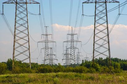 Na czym polega różnica między dystrybucją a dostarczaniem energii?
