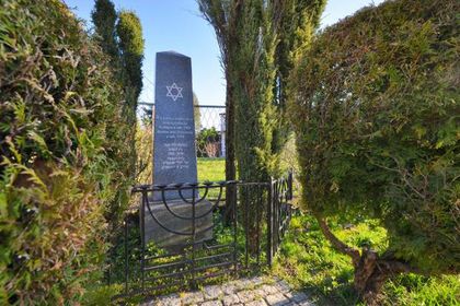 Pomnik w miejscu synagogi