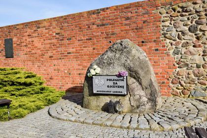 Pomnik i tablice upamiętniające historię miasta Lubin